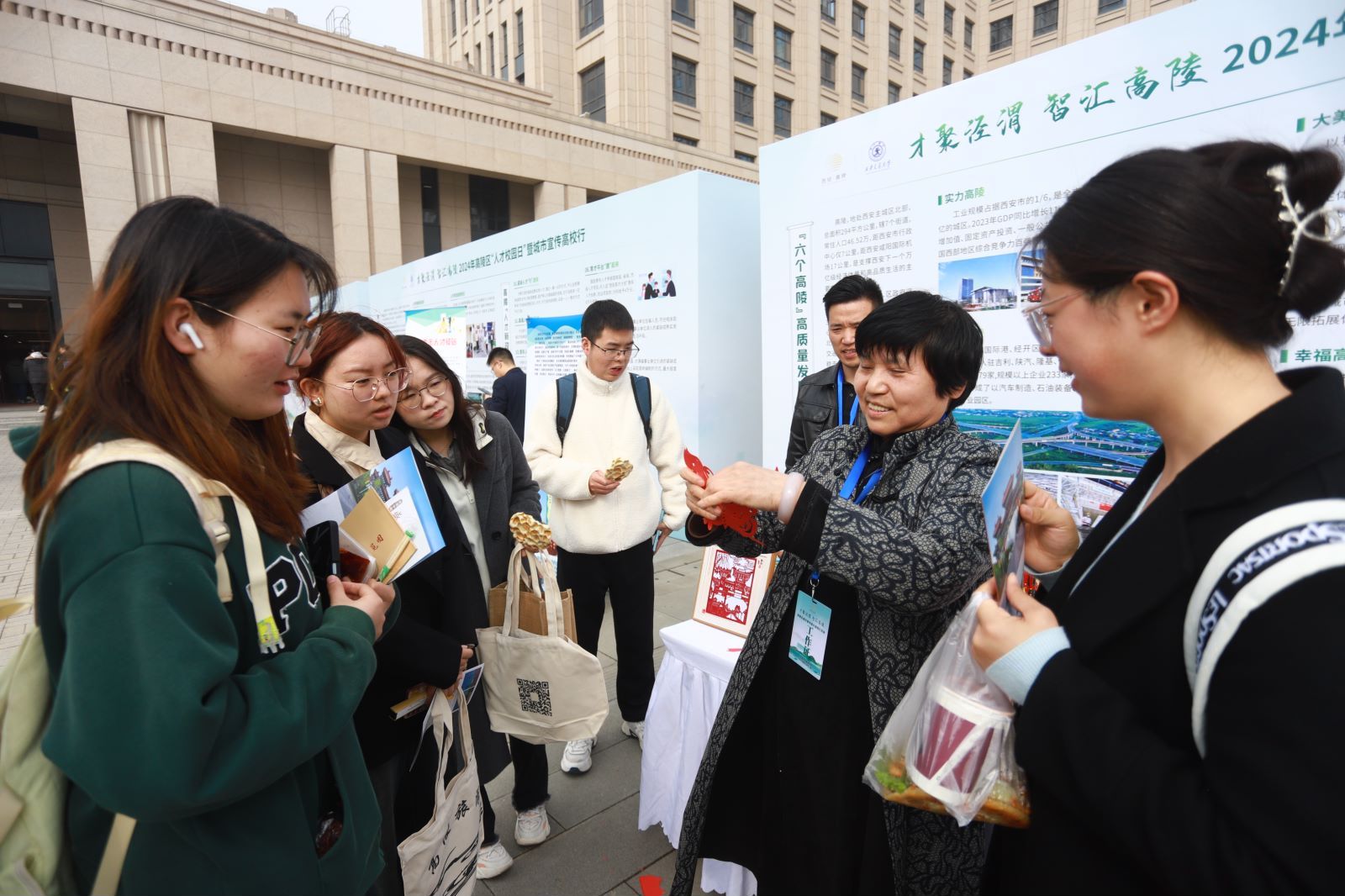 PG电子官方网站“真金白银”引才来 西安高陵走进西安交通大学开展人才推介活动